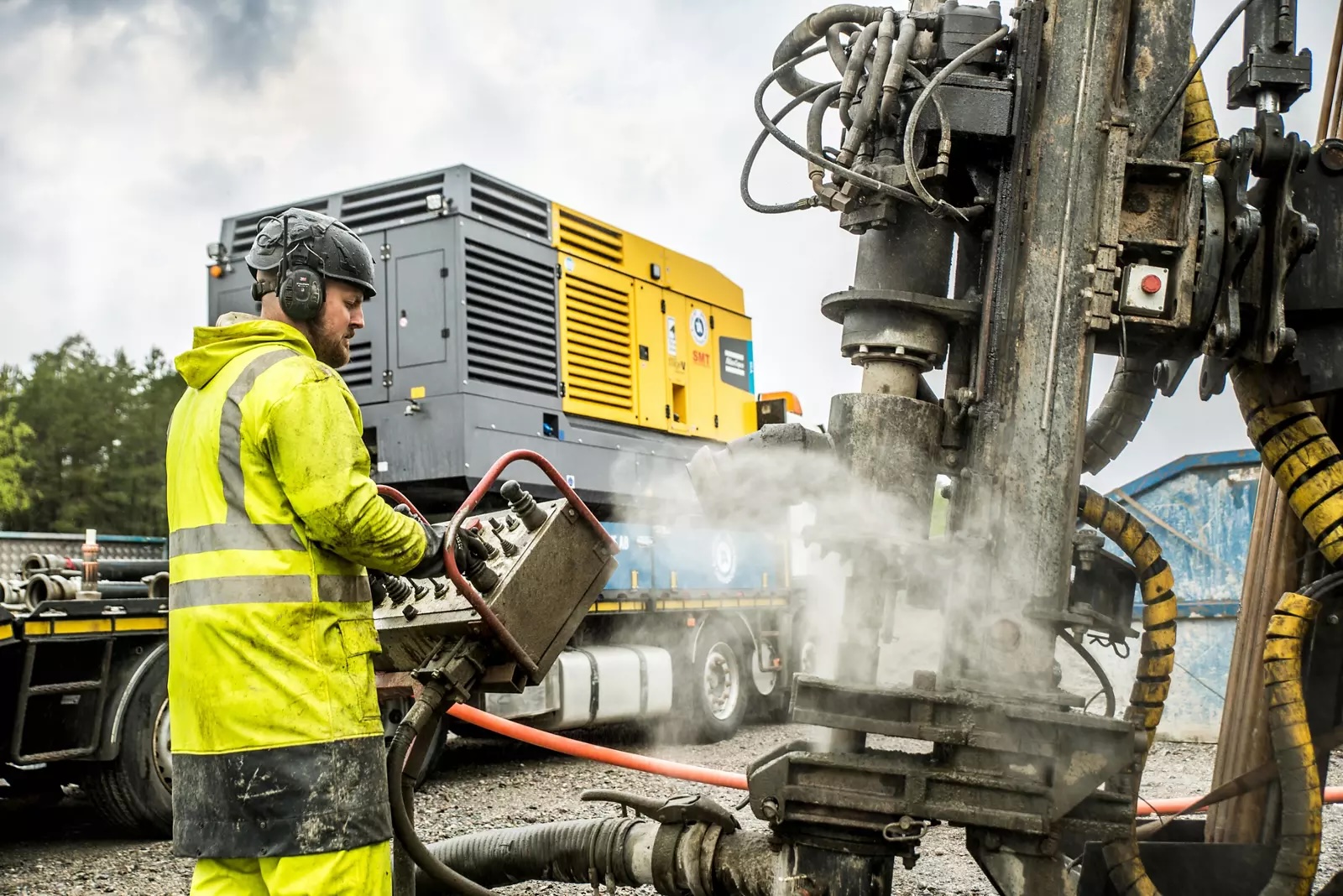 /Geothermal-drilling-SE-operator-close-Kopie.jpg