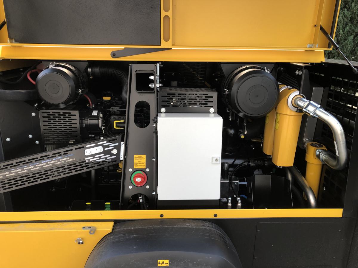 Mobiler Baukompressor M82 (Volumenstrom 5,5 – 8,4 m³/min; Betriebsüberdruck 7 – 14 bar)